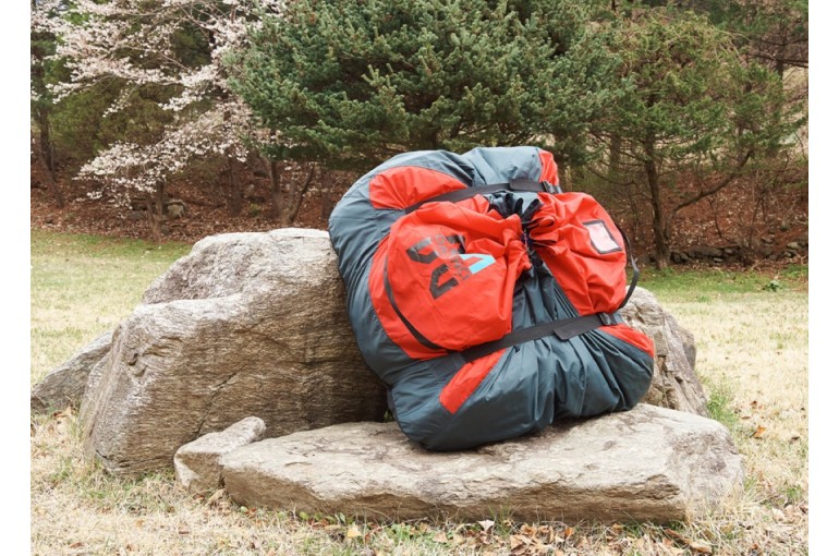 Mochilas con parapentes viejos y carteras con paquetes de golosinas: cómo hacer de la “basura” un negocio